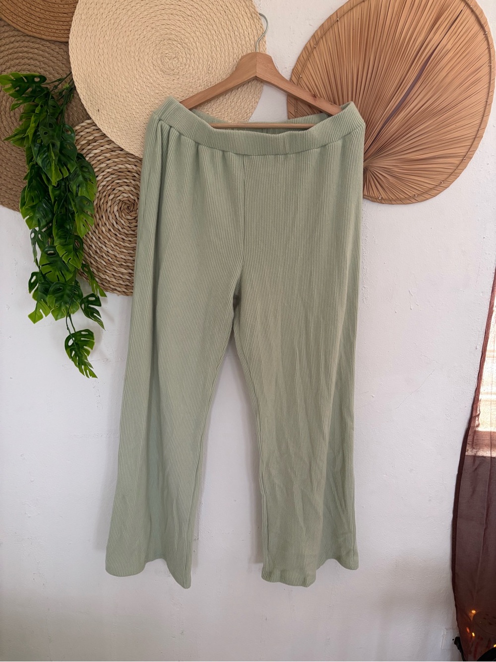 Relaxed Wide-Leg Pants in Sage Green